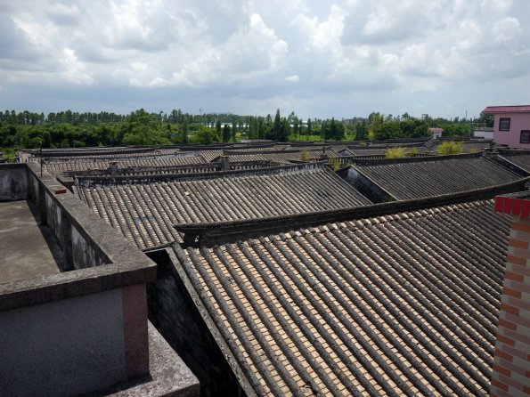 di_20130710_235148_lougang_house_roofs