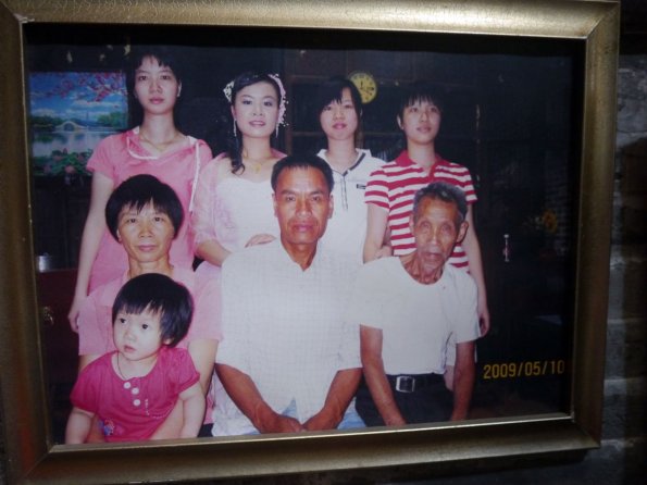 di_20130711_015140_lougang_family_picture_wall_2009