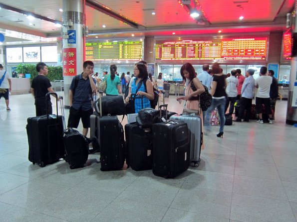 di_20130712_071322_guangzhou_longdistancebusstation_gathering