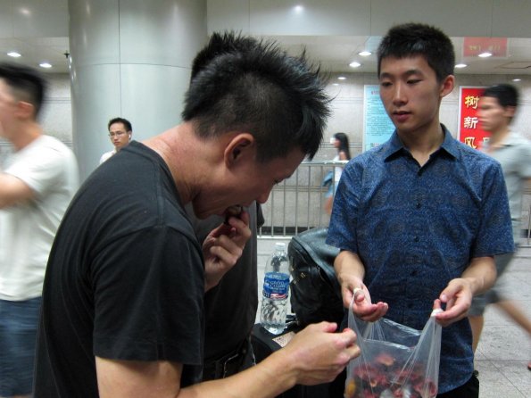 di_20130712_075308_guangzhou_longdistancebusstation_eki_mangosteen_tasting