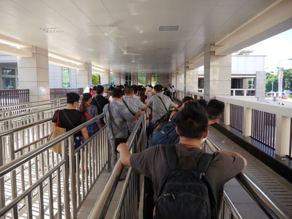 di_20130712_193210_dongxing-mongcai_border_crossing_queue