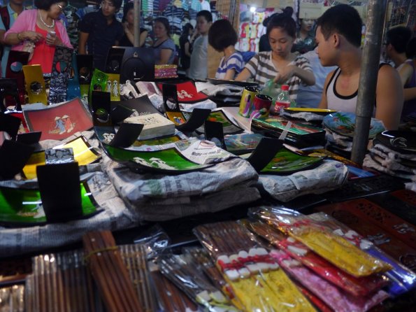 di_20130719_095040_hanoi_tuyenphodibowalkingstreet_nightmarket_bowls_chopsticks
