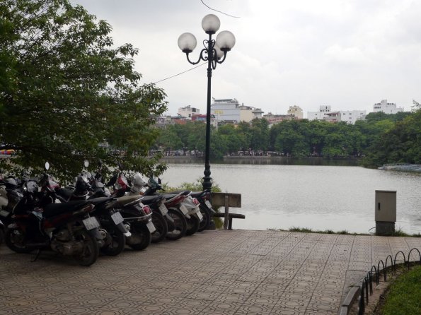 di_20130719_231730_hanoi_hoankiemlake_west_shore_motorbike_parking