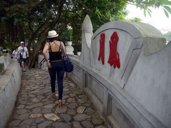di_20130719_233358_hanoi_templeofthejademountain_bridge_wall