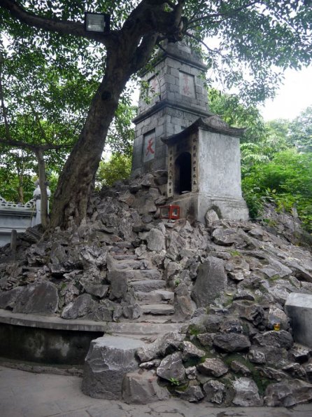 di_20130720_003246_hanoi_jadeisland_monument_steps