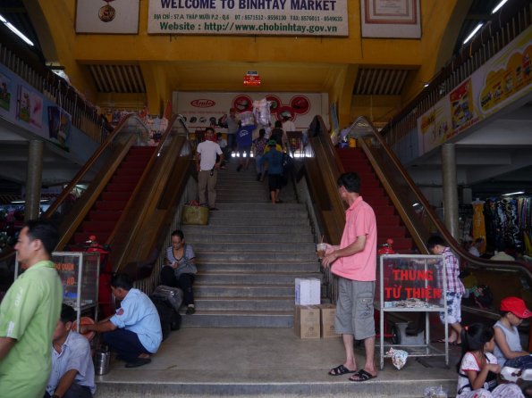 di_20130721_233328_hochiminhcity_cholon_binhthaymarket_escalators