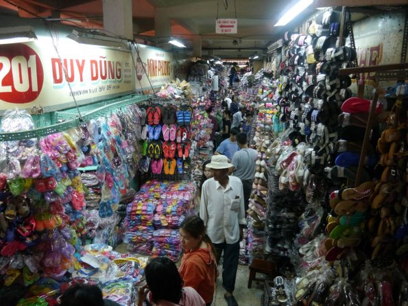 di_20130721_233758_hochiminhcity_cholon_binhthaymarket_sandals