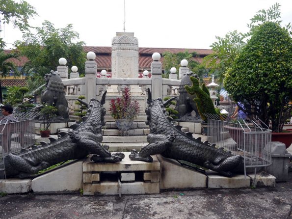 di_20130721_234038_hochiminhcity_cholon_binhthaymarket_fountain_dragons