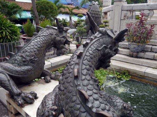 di_20130721_234056_hochiminhcity_cholon_binhthaymarket_fountain_dragons_water