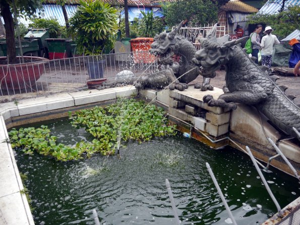 di_20130721_234206_hochiminhcity_cholon_binhthaymarket_fountain_dragon_waterlilies