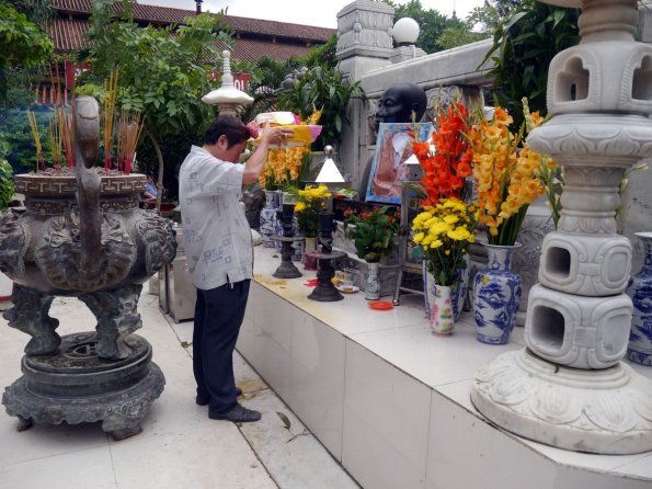 di_20130721_234236_hochiminhcity_cholon_binhthaymarket_altar_offering
