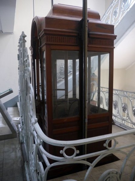di_20130722_233320_hochiminhcity_museumoffineart_elevator