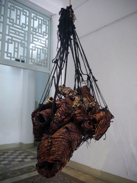 di_20130722_234034_hochiminhcity_museumoffineart_do10_lehienminh_2007_worm_hanging