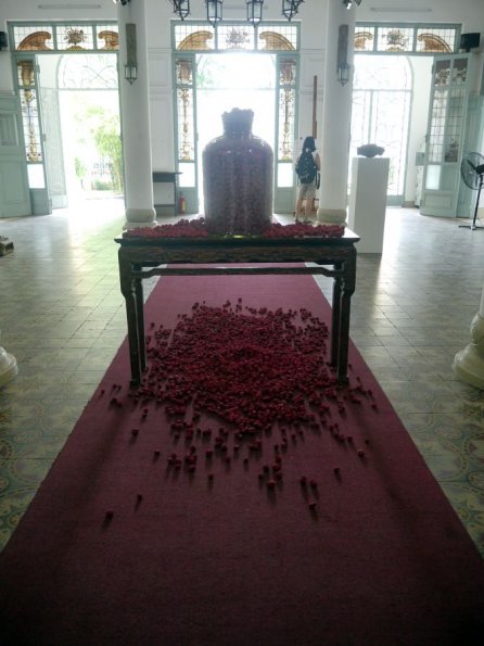 di_20130722_234058_hochiminhcity_museumoffineart_do10_lehienminh_2004_ball_table