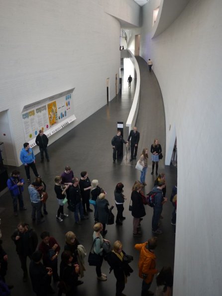 di_20131004_103910_kiasma_entry_ramp_cloakroom_line