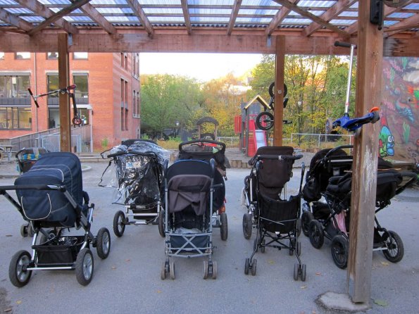 di_20131011_024448_oslo_nedergate_daycare_stroller_playground