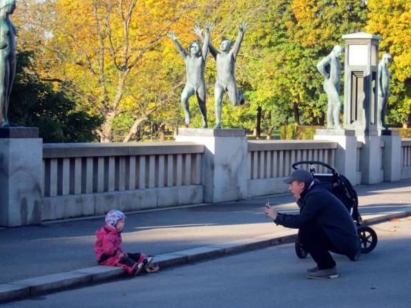 di_20131012_044900_frognerpark_vigelandsculpture_bridge_child_photo