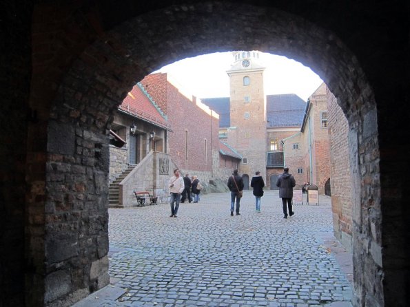 di_20131012_103754_oslo_akerhusfortress_arch_courtyard