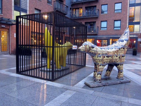 di_20131015_132048_liverpool_hudsongardens_eastvillage_superlambananas_cage