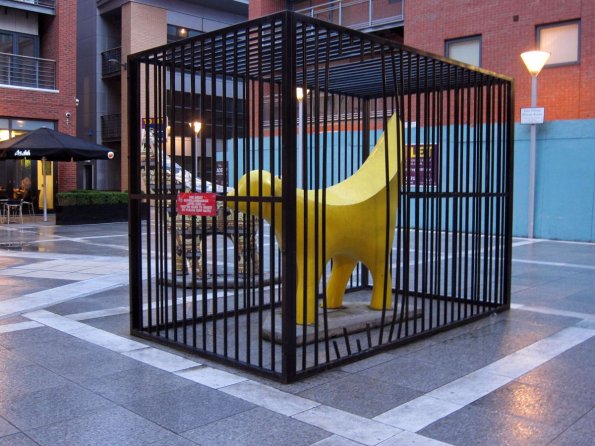 di_20131015_132126_liverpool_hudsongardens_eastvillage_superlambananas_cage