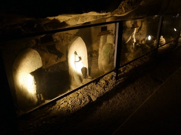 di_20140218_203608_enoshima_iwaya_first_cave_left_branch_amaterasu_sun_goddess