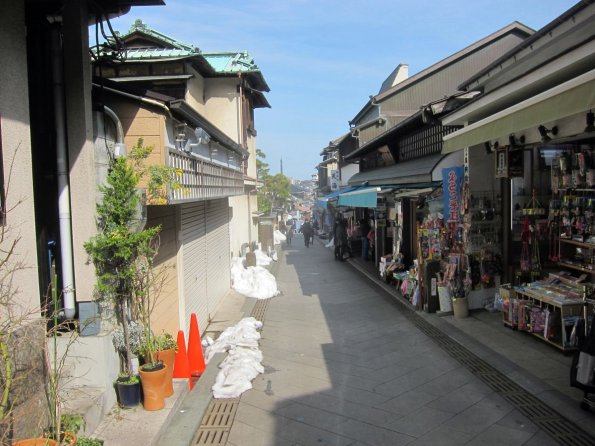 di_20140218_212452_enoshimaisland_town_shops