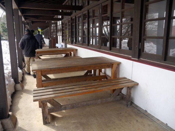di_20140219_210322_eishinhigashino_cafeteria_exterior_arcade_tables_and_benches