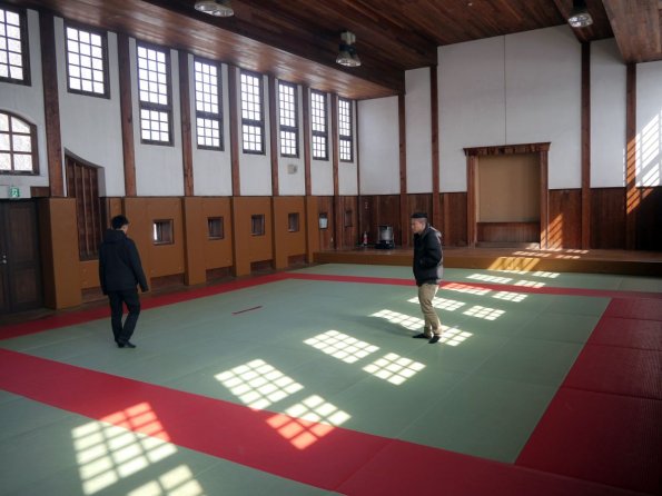 di_20140219_213046_eishinhigashino_judohall_mats_windows_north