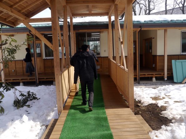 di_20140219_220054_eishinhigashino_teachingstaffblock_walkway