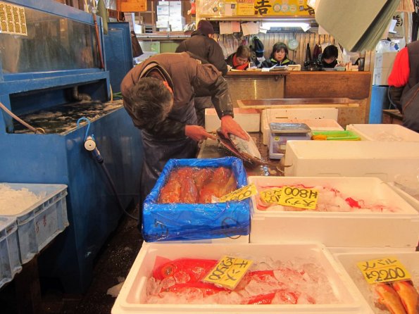 di_20140220_185748_tsukijimarket_gutting_fish