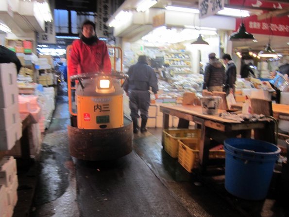 di_20140220_191154_tsukijimarket_turret_truck_in_aisle