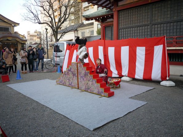 di_20140222_030614_asakusa_monkey_steps_handstand_trainer