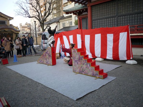 di_20140222_030652_asakusa_monkey_steps_span_handstand_trainer