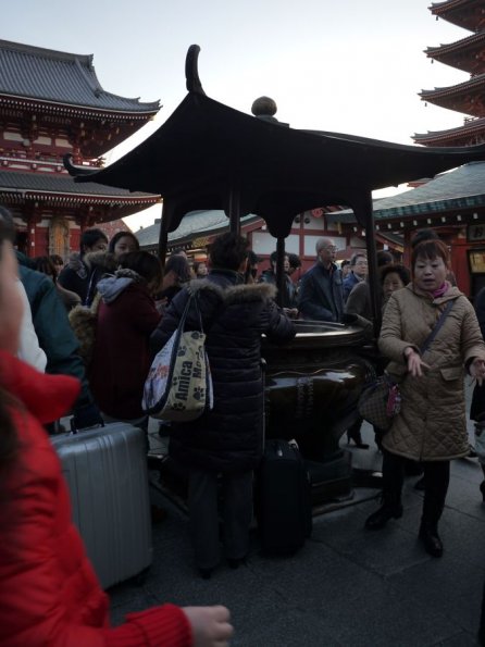 di_20140222_031606_asakusa_sensoji_incense_burner