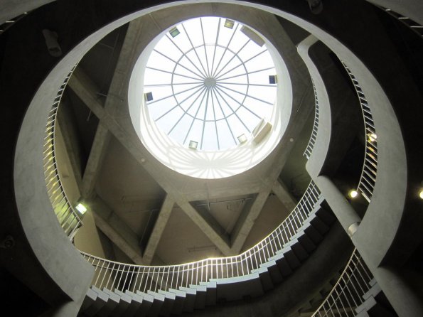 20140426_174322_berkeley_doemoffittlibrary_staircase_skylight