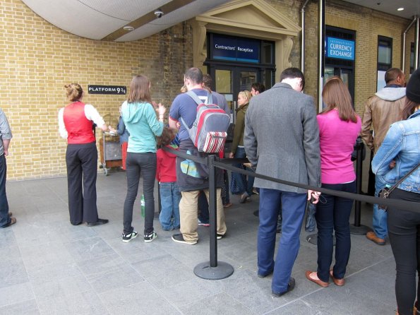 20140525_093759_kingscrossstation_platform_9-34_cart_lineup