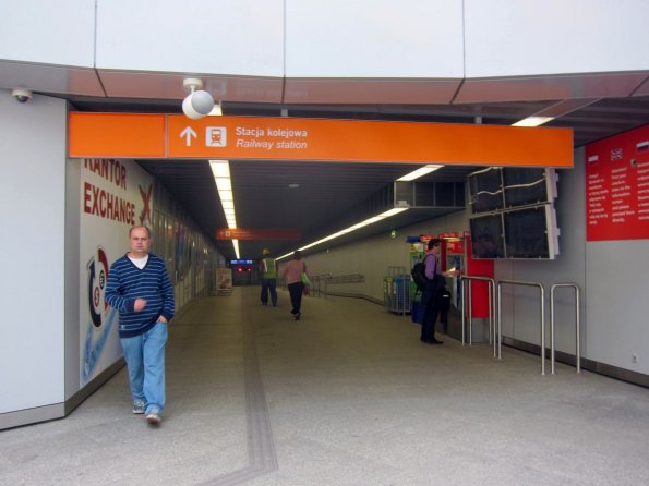 di_20140716_030024_warsawchopinairport_railway_station_entry