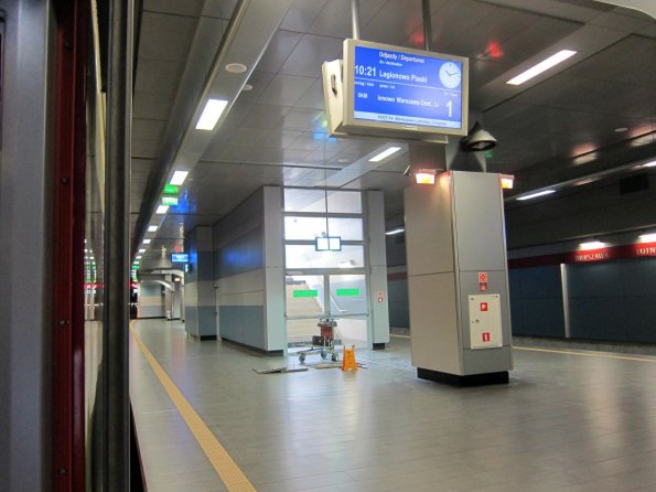 di_20140716_031354_warsawchopinairport_train_platform