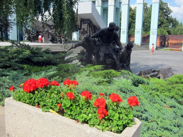 di_20140716_074942_krasinskisquare_warsawuprisingmonument_flowers