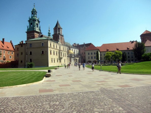 di_20140719_032824_wawel_castle_south_plaza