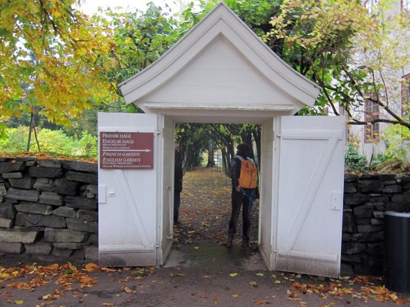 di_20141018_050222_norskfolkmuseum_frenchgarden_englishgarden_gate