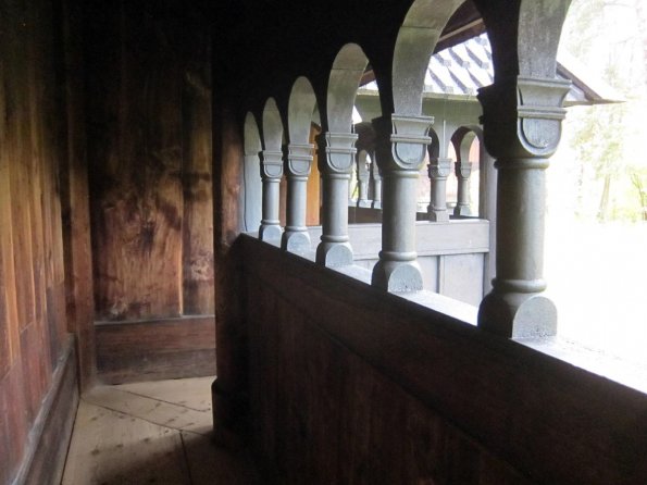 di_20141018_053023_norskfolkmuseum_golstavechurch_porch