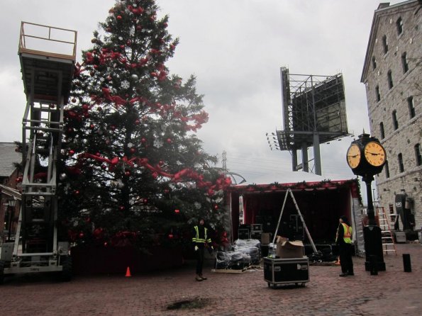 di_20141125_144925_distillerydistrict_christmas_tree_installation