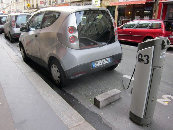 di_20141226-084200-paris-autolib-charging-bollore-bluecar-pininfarina