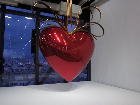 di_20141227-084919-museenationaldartmoderne-jeffkoons-1994-hangingheartredgold