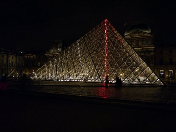 di_20141227-131456-pyramidedelouvre