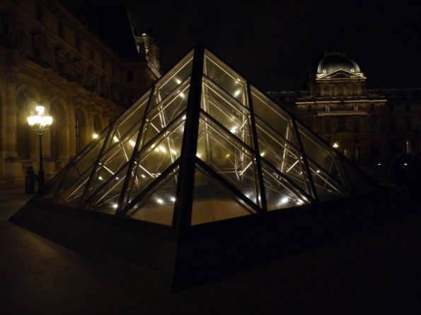 di_20141227-131515-pyramidedelouvre-skylight