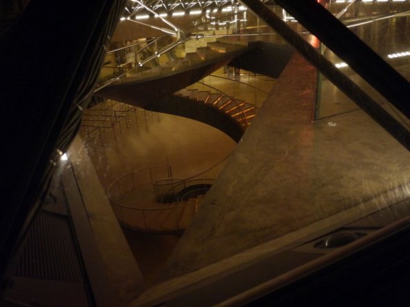 di_20141227-131613-pyramidedelouvre-spiral-staircase