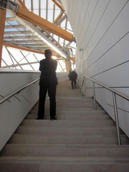 di_20141228-092835-fondationlouisvuitton-midlevel-terrace-stairs-up