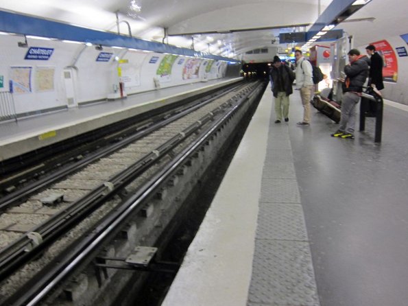 di_20141228-141059-paris-metro-line11-chatelet-station